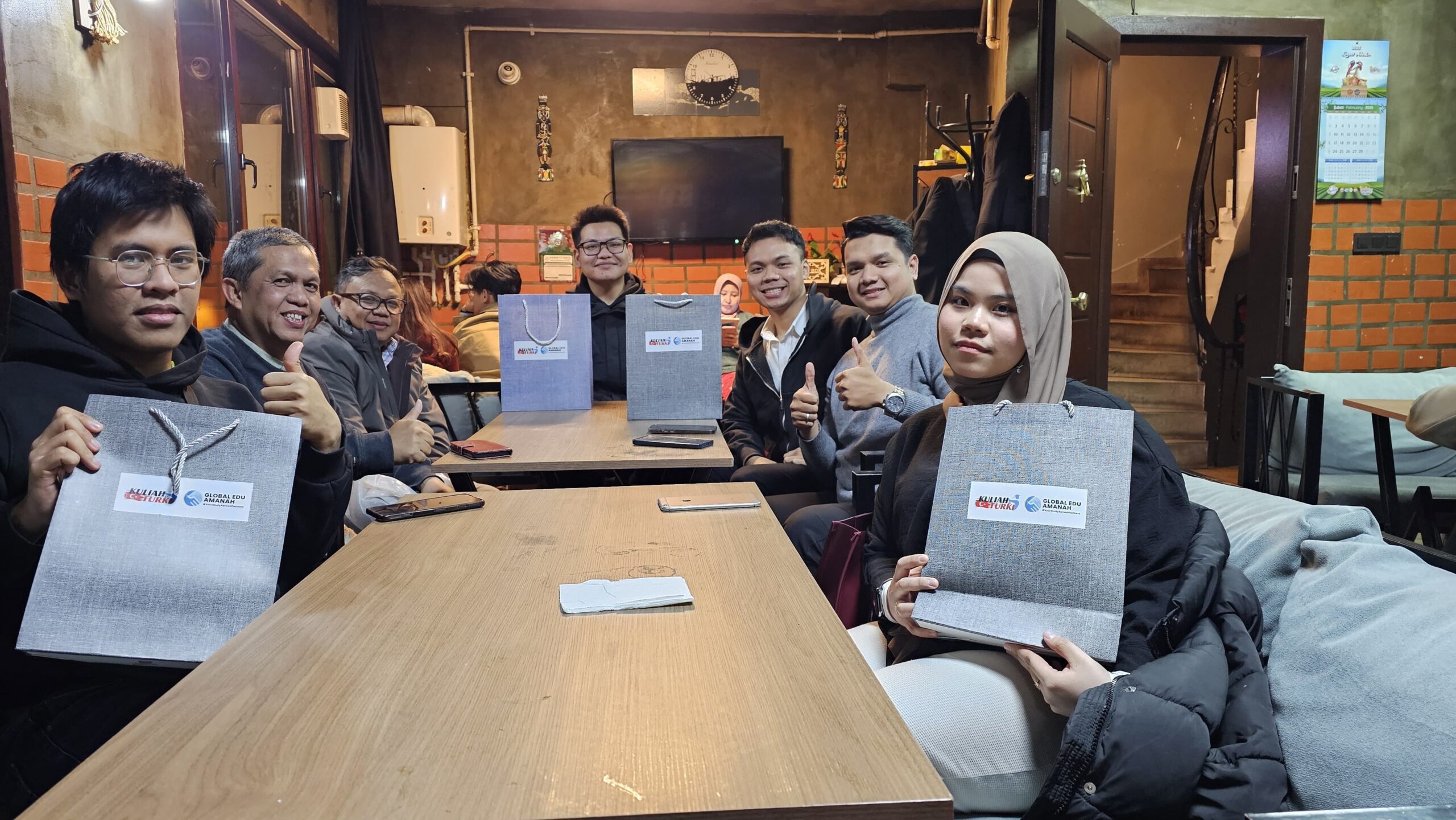 Pertemuan Tim Global Edu Amanah dengan mahasiswa Indonesia di Istanbul. Dok. Global Edu Amanah